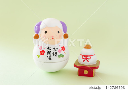 2027年未年のかわいい年賀状素材　干支と鏡餅の置物 142786398