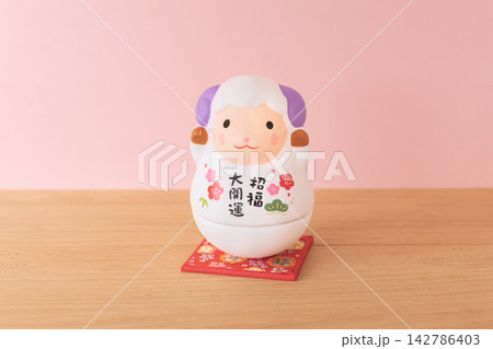 2027年未年のかわいい年賀状素材 干支の置物 2027年未年のかわいい年賀状素材 干支の置物 142786403