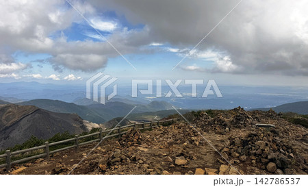 蔵王連峰の山頂から望む大パノラマと広大な景色 蔵王連峰の山頂から望む大パノラマと広大な景色 142786537