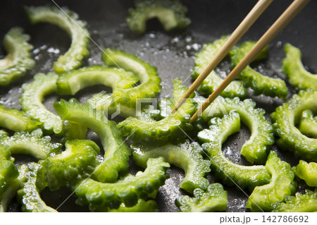 菜箸でゴーヤを炒める様子 菜箸でゴーヤを炒める様子 142786692