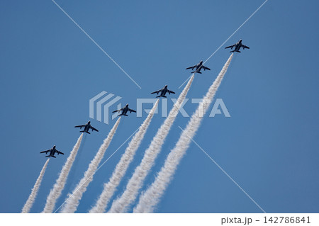 ブルーインパルス 青空を舞う編隊飛行 ブルーインパルス 青空を舞う編隊飛行 142786841