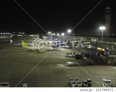 夜の空港の様子 夜の空港の様子 142786871