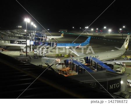 夜の空港 夜の空港 142786872