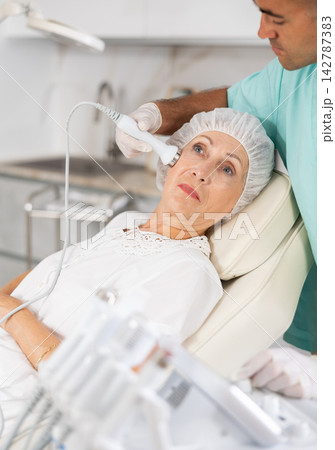 doctor uses ultrasonic import 142787383