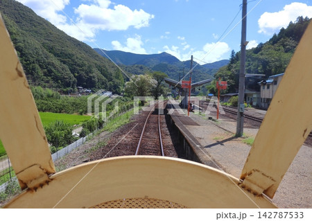 江川崎駅に入線する0系新幹線をイメージした鉄道ホビートレインの前面展望 江川崎駅に入線する0系新幹線をイメージした鉄道ホビートレインの前面展望 142787533