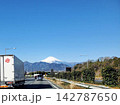 東名高速道路から見える富士山 142787650