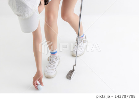 ゴルフボールをセットする女性 ゴルフボールをセットする女性 142787789