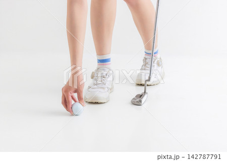 ゴルフボールをセットする女性 ゴルフボールをセットする女性 142787791