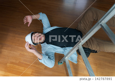 脚立から落下した男性作業員 脚立から落下した男性作業員 142787891