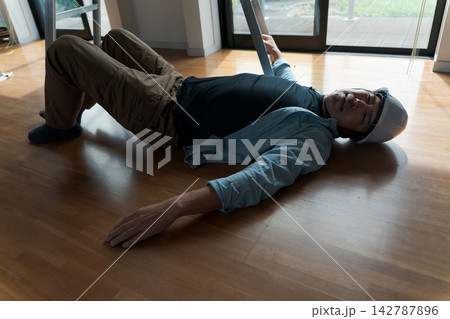 脚立から落下した男性作業員 142787896