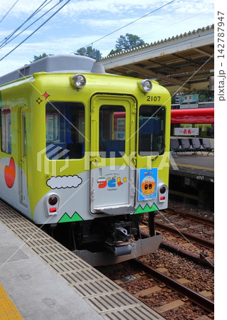 鳥羽駅に停車中の観光列車「つどい」(三重県鳥羽市) 鳥羽駅に停車中の観光列車「つどい」(三重県鳥羽市) 142787947
