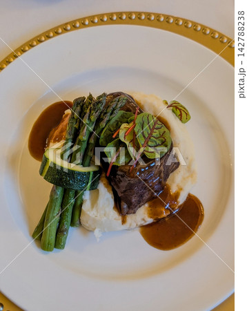 Braised beef short rib with mashed potatoes asparagus Braised beef short rib with mashed potatoes asparagus 142788238