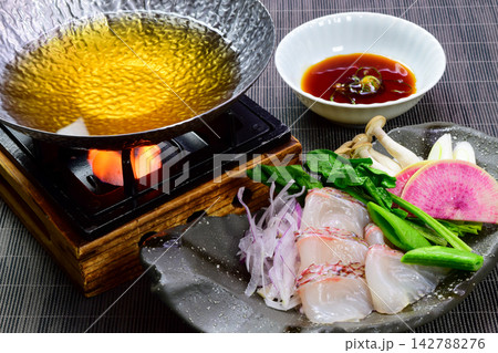 新鮮な真鯛と野菜をだしにくぐらせて味わう鯛しゃぶ 新鮮な真鯛と野菜をだしにくぐらせて味わう鯛しゃぶ 142788276