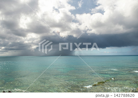 大海に降る大雨 142788620