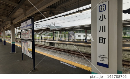 東武東上線・小川町駅ホームと駅名標の鉄道風景 東武東上線・小川町駅ホームと駅名標の鉄道風景 142788793