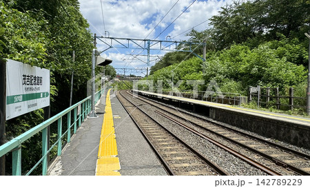 緑に囲まれたローカル線の無人駅、JR奥羽本線「茂吉記念館前駅」のホームと線路 142789229