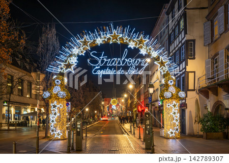 フランス・ストラスブール、「クリスマスの首都」を掲げる華やかなイルミネーションのアーチとクリスマスの フランス・ストラスブール、「クリスマスの首都」を掲げる華やかなイルミネーションのアーチとクリスマスの 142789307