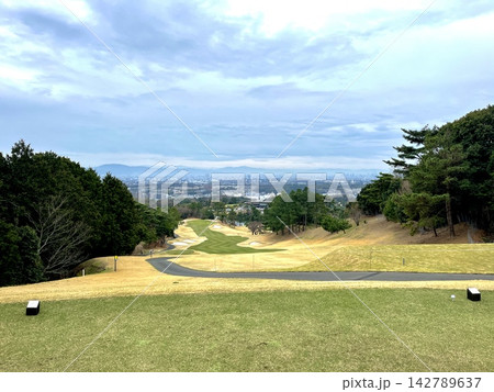 緑豊かなフェアウェイと壮大な遠景が広がるゴルフコース(スポーツ・レジャー素材) 緑豊かなフェアウェイと壮大な遠景が広がるゴルフコース(スポーツ・レジャー素材) 142789637
