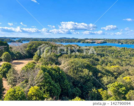 青空と緑に囲まれた伊勢志摩・英虞湾の風景 青空と緑に囲まれた伊勢志摩・英虞湾の風景 142790094