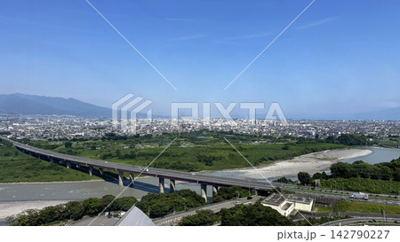 青空広がる富士川と東名高速道路・富士川橋の風景 青空広がる富士川と東名高速道路・富士川橋の風景 142790227