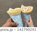手に持ったクレープ 142790291