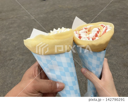 手に持ったクレープ 手に持ったクレープ 142790291