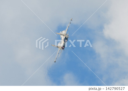 急上昇するロシア空軍スホーイSu-35戦闘機 142790527
