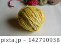 羊毛を紡いで毛糸を作る 142790938