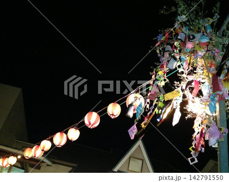 提灯が彩る七夕祭りの夜 142791550