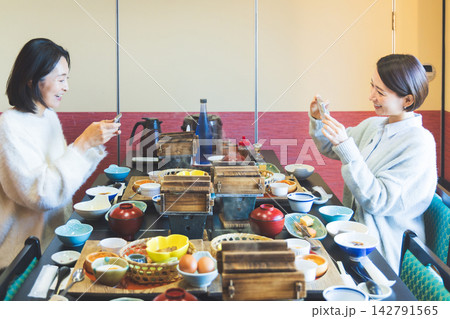 食事をスマホで嬉しそうに撮影する女性 食事をスマホで嬉しそうに撮影する女性 142791565