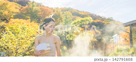 紅葉広がる露天風呂に入るミドル女性 紅葉広がる露天風呂に入るミドル女性 142791608