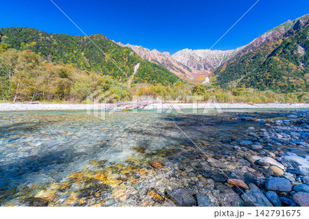 【秋素材】紅葉の上高地・梓川と穂高連峰【長野県】 【秋素材】紅葉の上高地・梓川と穂高連峰【長野県】 142791675