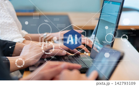 ノートパソコンで作業するビジネスパーソンの手元 AI活用による業務効率化のイメージ ノートパソコンで作業するビジネスパーソンの手元 AI活用による業務効率化のイメージ 142793109