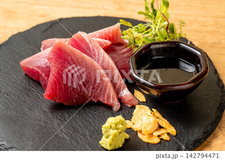 黒い石皿に盛られた美しいマグロの刺身 黒い石皿に盛られた美しいマグロの刺身 142794471