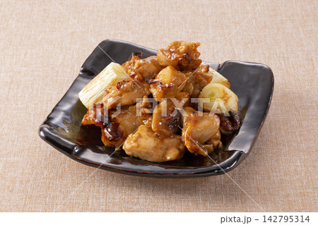 串なし焼き鳥の照り焼き 香ばしく焼いた鶏肉と長ねぎ 串なし焼き鳥の照り焼き 香ばしく焼いた鶏肉と長ねぎ 142795314