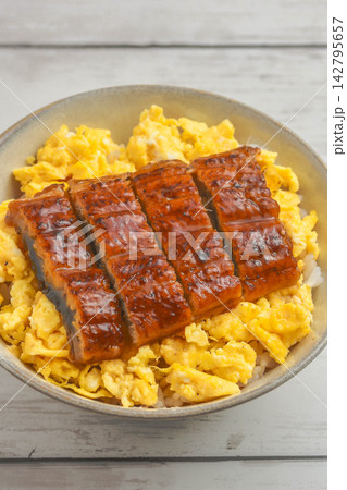 うなぎと玉子の蒲焼き丼 142795657