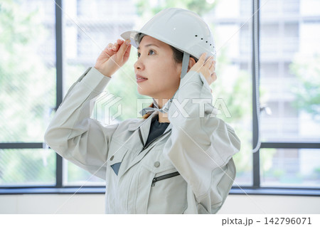 作業着の若い女性 ポートレート 作業着の若い女性 ポートレート 142796071