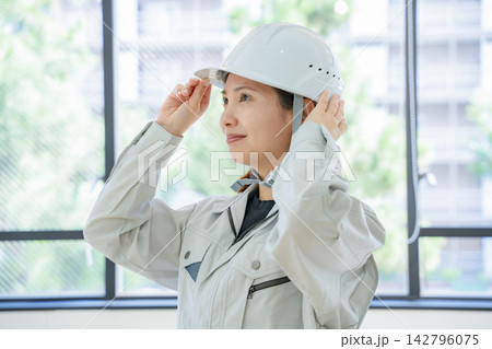 作業着の若い女性 ポートレート 作業着の若い女性 ポートレート 142796075