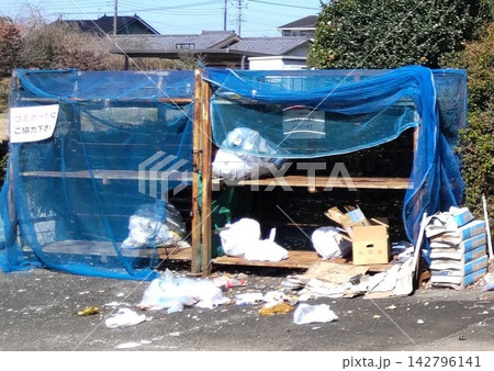 ゴミ集積所の散らかったゴミ ゴミ集積所の散らかったゴミ 142796141