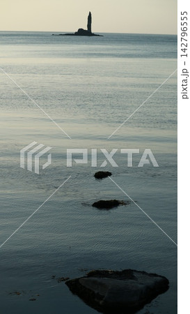 北海道余市町の積丹ブルーの海に立つローソク岩 北海道余市町の積丹ブルーの海に立つローソク岩 142796555