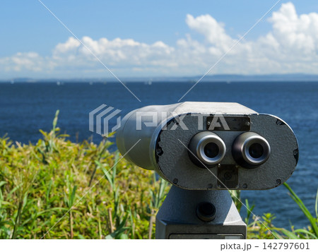 青空と海を望む猿島展望台の観光望遠鏡 青空と海を望む猿島展望台の観光望遠鏡 142797601