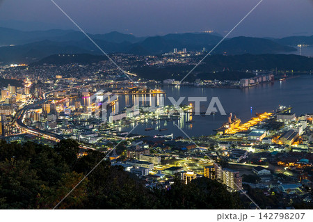 弓張岳展望台から佐世保市内と佐世保湾の夜景を眺望 弓張岳展望台から佐世保市内と佐世保湾の夜景を眺望 142798207