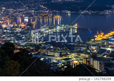 弓張岳展望台から佐世保市内と佐世保湾の夜景を眺望 弓張岳展望台から佐世保市内と佐世保湾の夜景を眺望 142798209