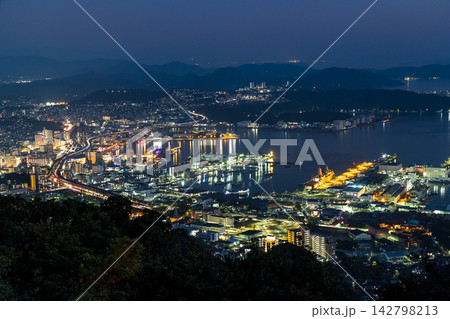弓張岳展望台から佐世保市内と佐世保湾の夜景を眺望 弓張岳展望台から佐世保市内と佐世保湾の夜景を眺望 142798213