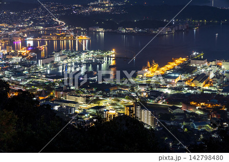 弓張岳展望台から佐世保市内と佐世保湾の夜景を眺望 弓張岳展望台から佐世保市内と佐世保湾の夜景を眺望 142798480