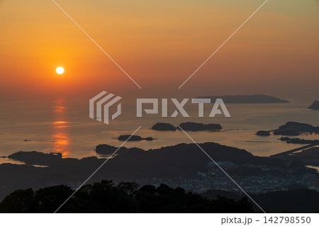 弓張岳展望台から佐世保湾の夕景を眺望 弓張岳展望台から佐世保湾の夕景を眺望 142798550