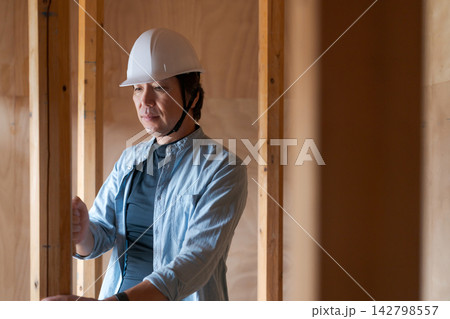 建築現場で働く作業員 142798557