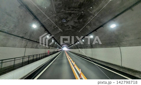 出口へまっすぐ続くトンネル内の道路 出口へまっすぐ続くトンネル内の道路 142798718
