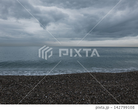 Calm sea under approaching storm clouds 142799108