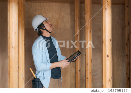 建築現場で働く作業員 建築現場で働く作業員 142799155